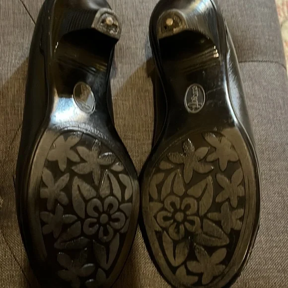 EuroSoft black leather low heels with cream stitching. - Picture 6 of 6